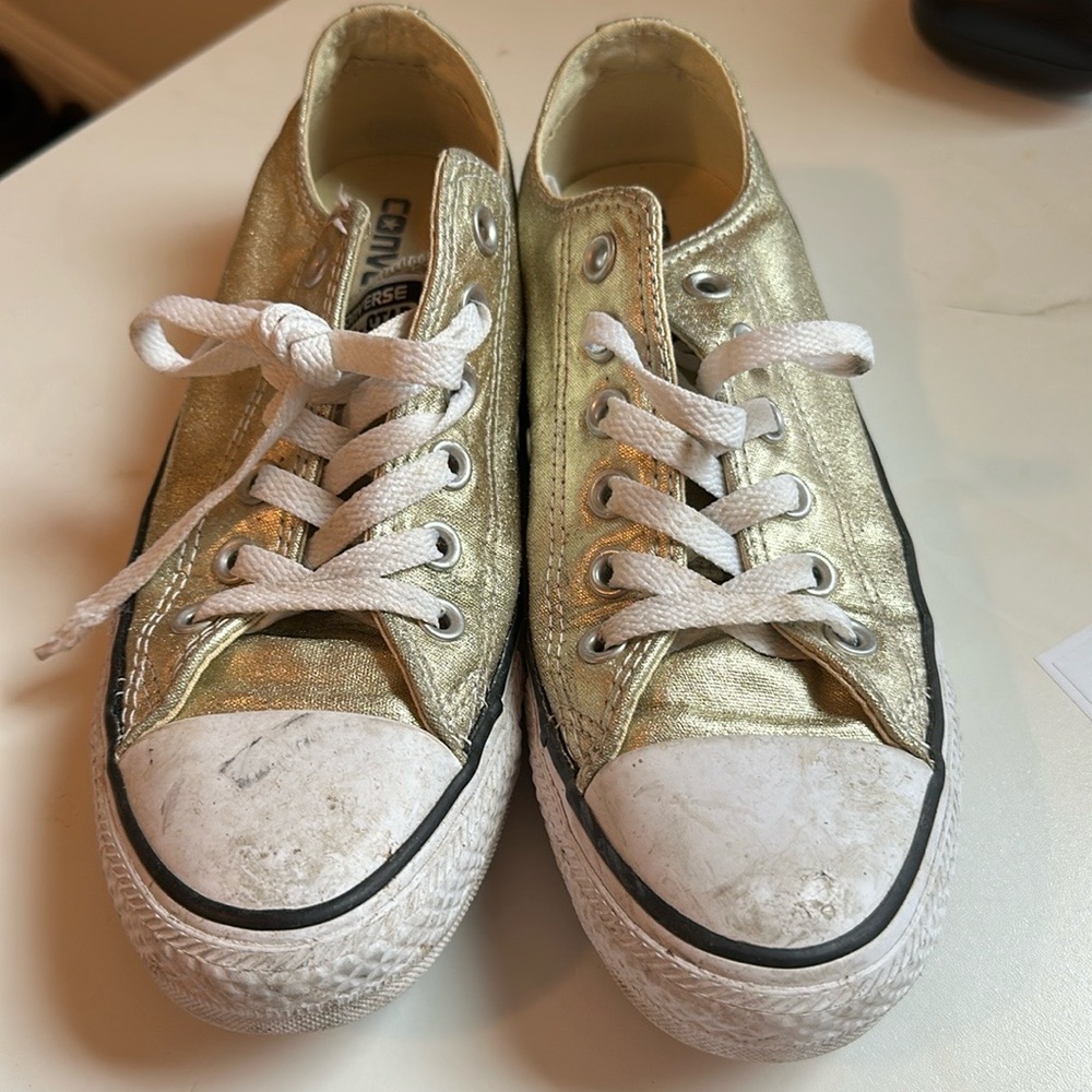 Women’s converse size 7